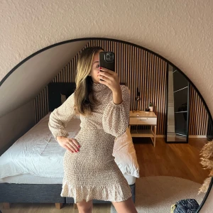 Beige klänning - Säljer denna super fina klänning då den inte har kommit till någon användning. Klänningen är i storlek S. Den är mycket stretchig i midjan och luftiga armar!  Passar perfekt till vardags likaså till utekvällar🪩🩷