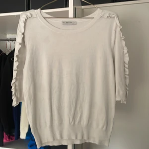 Tunt stickad tröja - Jättegullig volangtröja i storlek L men är mer som s/m. Skriv vid intresse och föer bilder❤️