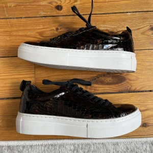 Vagabond sneakers ZOE - Vagabond sneakers, lackat äkta läder.  Storlek 37. Endast använda inomhus. Originalpris: 1.200:- 