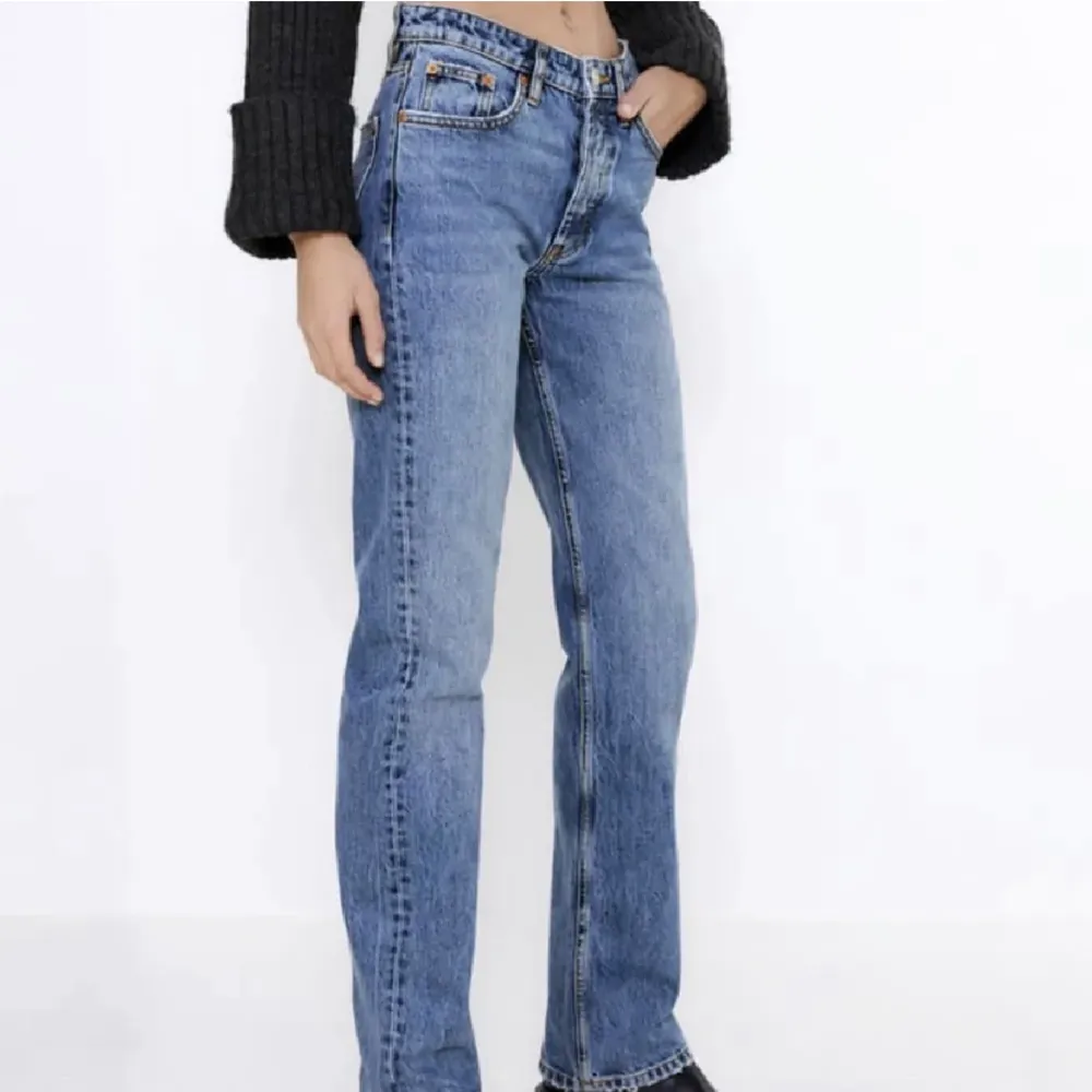 Så snygga jeans från zara! Jättefint skick! Storlek 38 men passar även 36.. Jeans & Byxor.