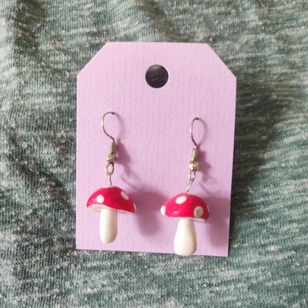 Fly agaric mushroom earrings in polymer clay, made by me ☺️. Accessoarer.