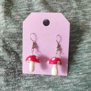 Fly agaric mushroom earrings in polymer clay, made by me ☺️