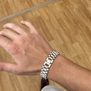 Thick watchbracelet  - Rostfritt stål Vid köp av ett Thick watchbracelet får man en justermaskin på köpet