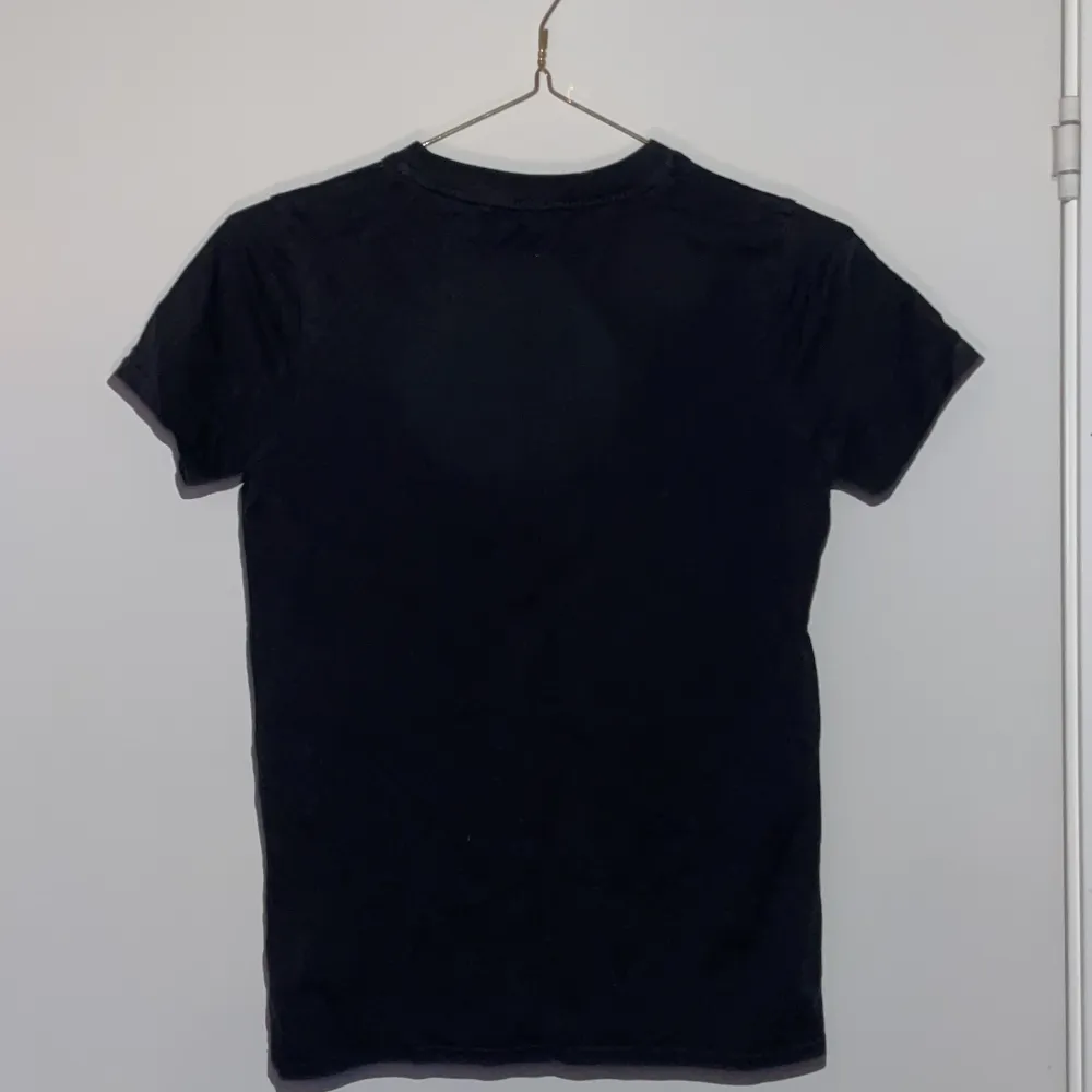 Säljer men Givenchy T-shirt eftersom den är för liten. Den är köpt på Nk i Stockholm. Str 12y Ny pris 1449kr Mitt pris 500kr. T-shirts.