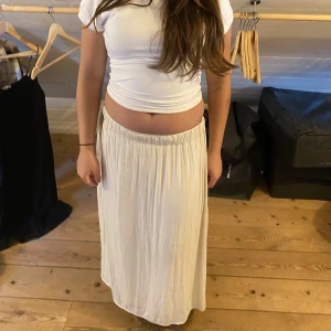 Jättefin silkes kjol! - Jättefin silkes kjol från H&M, säljer då den inte kommer till användning!