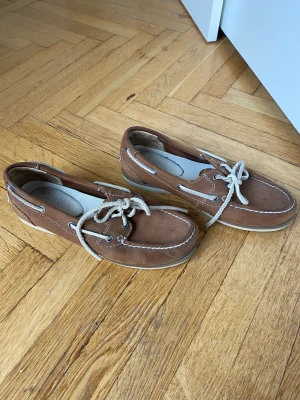 Seglarskor - De klassiska seglarskorna från Timberland. De är använda så de är mjuka och ingångna=sköna!!