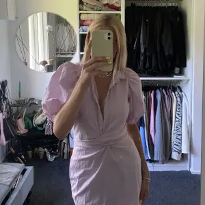 Ljuslila/rosa kort klänning i skjortmaterial från Nelly i strl 36. Använd en gång, priset är exkl frakt🤗 