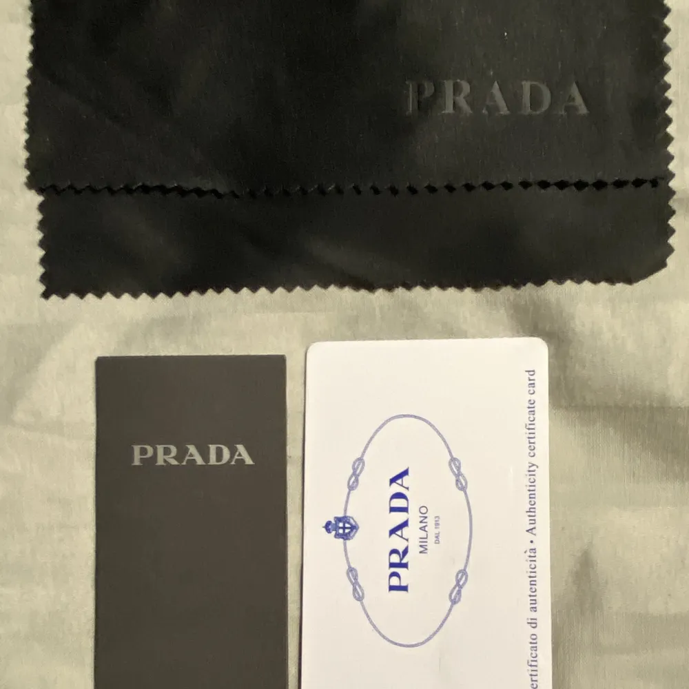 Ett par helt nya Prada solglasögon, 10/10 skick.  säljs pga oönskad present. Accessoarer.
