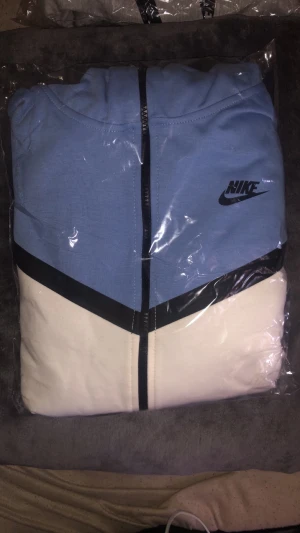 Baby blue Nike tech set - Baby blue Nike tech set helt ny i plastad paket precis som den originella och säljs billigt. 