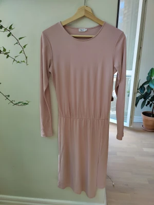 Filippa K klänning xs  - Klänning från Filippa K i färg som jag skulle beskriva som gammelrosa-ljuslila. Reva på ärmen sydd hos skräddare, se bild. Även en liten mörk fläck strax under bröstet, se bild. Använd 3 ggr. se gärna mina andra annonser.
