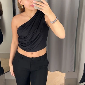 svart topp - svart en ärmad topp, använd 1 gång!💕💕