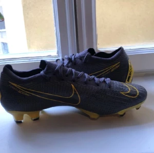 Fotbollsskor Nike  - Fotbollsskor Nike skick 9/10  Ny pris 899kr mitt pris 399kr Både konstgräs och vanligt!