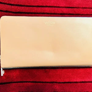 Dam plånbok säljes - Mycket fin dam plånbok säljes från märket Vera.  Plånboken är ny då den aldrig använts.  För snabb affär kan priset sänkas. 