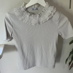 söt topp - En topp me volang krage