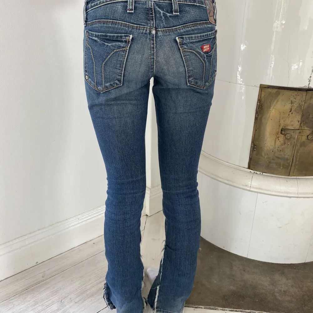 Säljer jeans från miss sixty. Lågmidjade och jättesnygga. Ja har sytt de längst ner som man ser tydligt hur de ser ut på sista bilden. Midjemåttet är 35 och innerbenslängden är 78 cm. Jeans & Byxor.