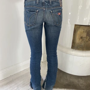 Miss Sixty jeans  - Säljer jeans från miss sixty. Lågmidjade och jättesnygga. Ja har sytt de längst ner som man ser tydligt hur de ser ut på sista bilden. Midjemåttet är 35 och innerbenslängden är 78 cm