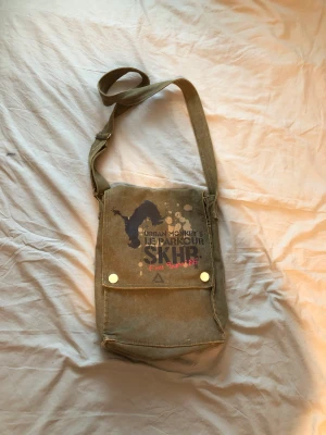 Grön axelväska - Grön axelväska med justerbar längd. Köpte second hand och vet ej märket.