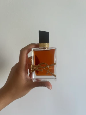 Libre le parfym - Ysl libre le parfym 50 ml. Endast använt några sprut. Märkte att jag köpt fel variant av libre och säljer därmed denna. Köpt på Åhléns för 1450 kr