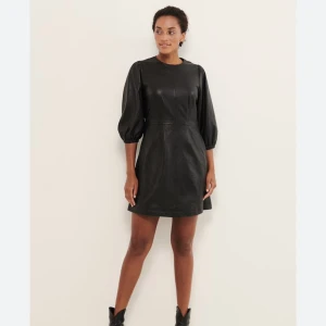 Klänning - En klänning i storlek 34, passar en storlek 36&38,  använd vid ett tillfälle. 