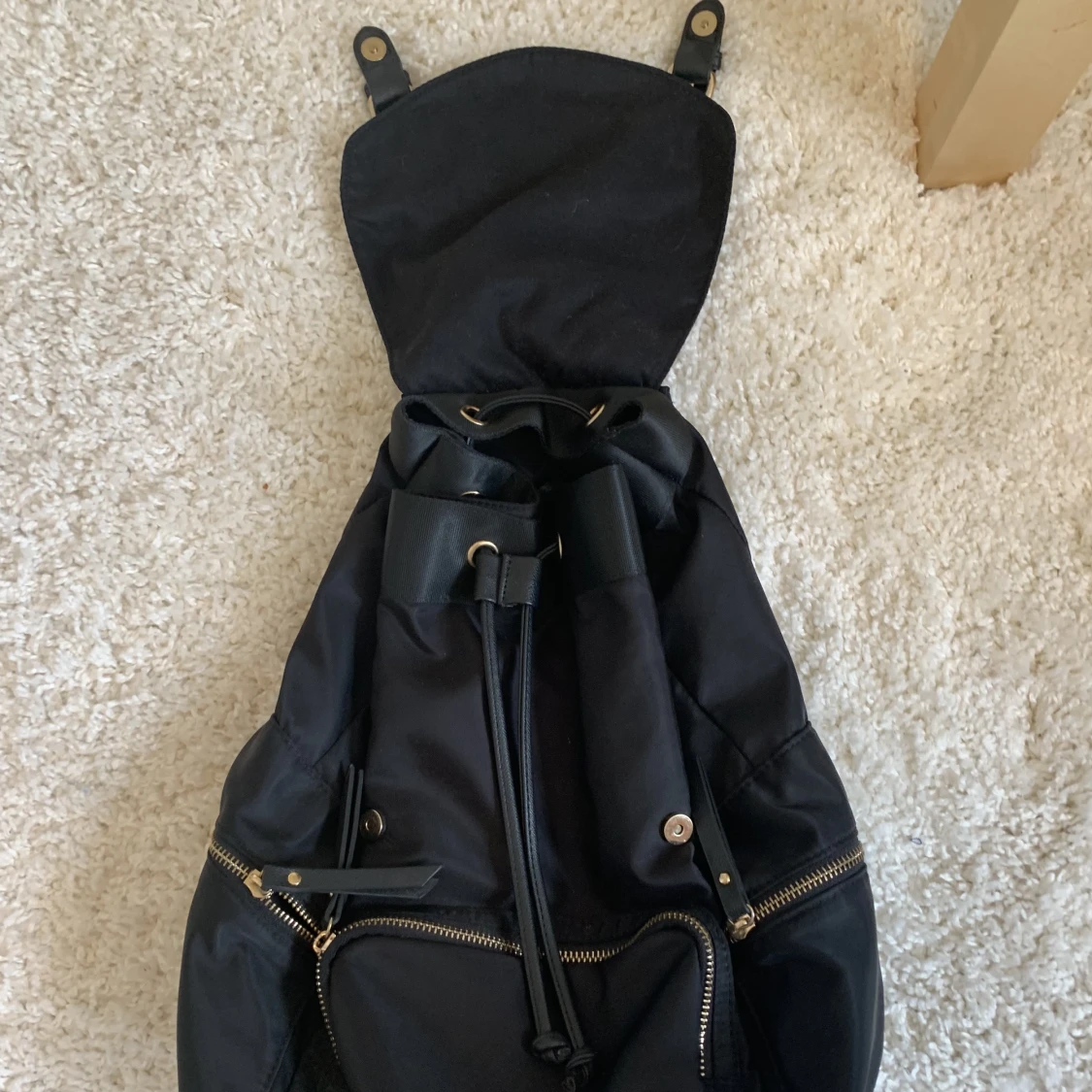 Ryggsäck med gulddetaljer  - 90