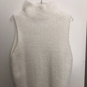 Topp från Ginatricot  - Väst/linne från i teddymaterial. Använd 1 gång. 