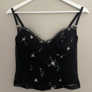 Korsett/topp - Världens sötaste korsett säljes då den inte kommer till användning. Köpt second hand för ca 1 år sen, endast testad. Passar mig som har storlek S, kupan är 75C. Justerbar på baksidan (bild 3) Möts i Uppsala eller postar mot fraktkostnad💘