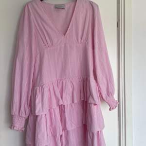 Super fin rosa klänning ifrån Neo Noir. Använd 1 gång så i super bra skick. Storlek S/36! 💓