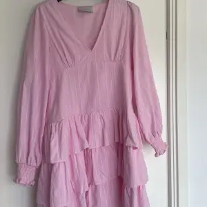 Super fin rosa klänning ifrån Neo Noir. Använd 1 gång så i super bra skick. Storlek S/36! 💓