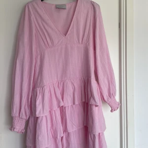 neo noir klänning  - Super fin rosa klänning ifrån Neo Noir. Använd 1 gång så i super bra skick. Storlek S/36! 💓