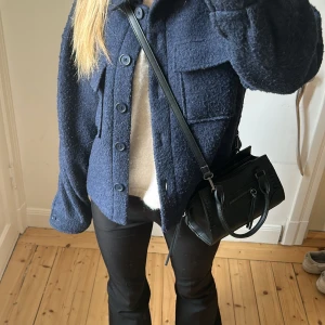 jacka - säljer min jätte fina LeGer jacka, passar jätte bra som höstjacka eller vinterjacka❤️ köpt för 1139❤️