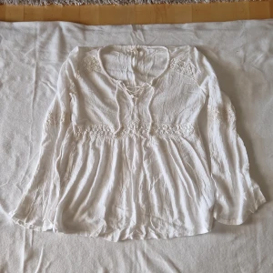 Topp från Hollister, XS  - Söt blus från Hollister I storlek XS. Knappt använd