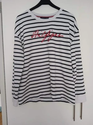 Tommy Hilfiger tröja i storlek L herr - Jättesnygg äkta Tommy Hilfiger tröja i storlek L fint skick 