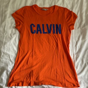 T-shirt Calvin Klein Jeans - T-shirt från Calvin Klein Jeans i stl s.