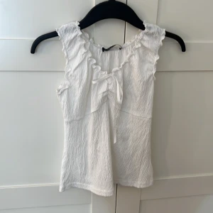 Brandy Melville - Söt topp från brandy Melville som är helt oanvänd! Nypris 220kr!