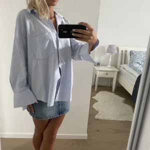 Blåvitrandig oversize skjorta - Oversize zara skjorta strl L