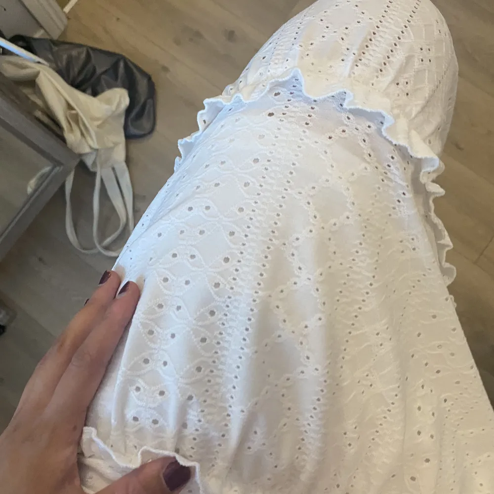 INTRESSEKOLL på min jättefina vita kjol med mönster❤️. Kjolar.