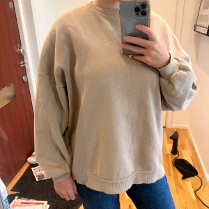 Ovsersize Collegetröja - Beige oversize collegetröja från Nelly Storlek S, fint skick 100kr + frakt