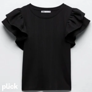 volang topp zara  - Interessekoll på min älskade volang topp från zara💕 pris går möjligtvis diskutera. (Säljer även i vit/ljusbeige!!!)