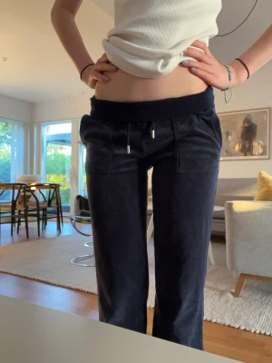 Juciy couture byxor - Ett par marinblåa mjukisbyxor ifrån juicy couture som har inga defekter. Skriv gärna för frågor och mått👍🏻🙏🏻 (köpta på nelly för 1100kr)