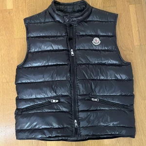 Moncler väst storlek S - Den är en bra väst säljer den för att den är lite små😊