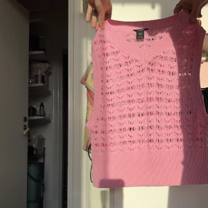 Rosa virkad väst från Lindex - En snygg och bekväm ”väst” från Lindex. Knappt använd men fruktansvärt skön 💕 Storlek S men passar definitivt M med. Fråga vad som helst om plagget, en snabb affär uppskattas 🥰