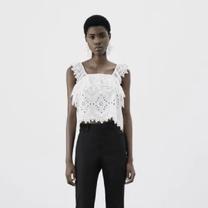 Zara topp - Säljer denna oanvända zara topp med volanger i storlek S som är helt slutsåld. Hör av dig om du har några frågor eller vill ha fler bilder💜💜💜