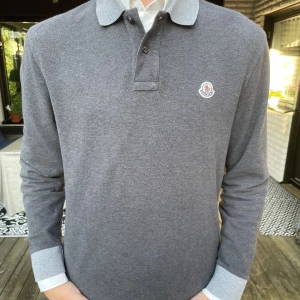 Moncler maglia piké - Tjenare! Säljer denna vrål snygga Moncler pikén. Skick 9.5/10  Öppen för byten och priset kan diskuteras! Nypris: 3500