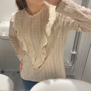 Beige volang tröja  - Säljer min fina volang tröja 