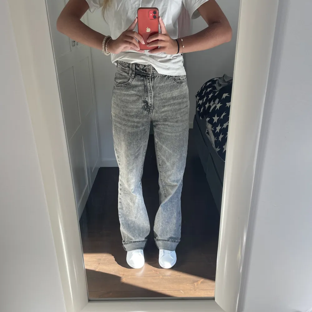 Snygga grå lite baggy Zara jeans. Storlek 34 men rätt stora i storleken💖säljer då de är för stora för mig. Jeans & Byxor.