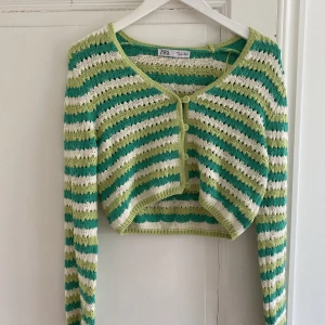 Grön randig kofta  - Superfin randig grön kofta från Zara som tyvärr är en aning liten för mig. Mycket sparsamt använd. Priset är inklusive frakt :)