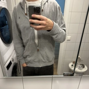 Morris zip hoodie - Säljer min Morris zip hoodie då jag inte använder den längre. Den är sparsamt använd så inga defekter eller liknande, ordinarie pris 1600