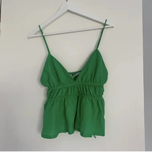 Zara topp - Säljer denna fina zara toppen! Storlek M! Använd 1 gång så i fint skick! 💕