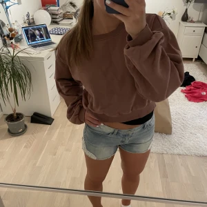 Sweatshirt  - Croppad sweatshirt från Weekday i storlek M, välanvänd☺️