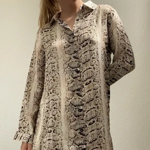 Klänning med Ormskinnsmönster - Tunn och skön klänning från Shein som man kan ha ett band eller skärp runt midjan ifall man vill (finns trådar för det) för att göra den tajt. Passar perfekt till sommaren och till stranden!🥵✨